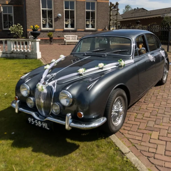 Trouwauto huren  wij werken met een basistarief van €590,00 met chauffeur 4 uur tot uw beschikking. Inc BTW met 100 vrije kilometers daarboven €1,50 per km