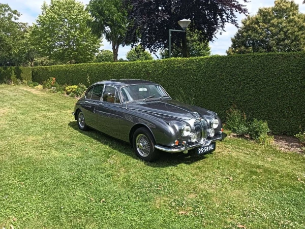 Trouwauto huren  wij werken met een basistarief van €590,00 met chauffeur 4 uur tot uw beschikking. Inc BTW met 100 vrije kilometers daarboven €1,50 per km - Foto 2