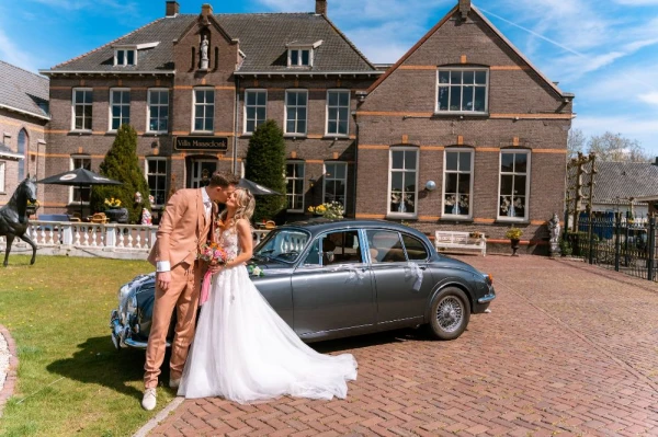 Trouwauto huren  wij werken met een basistarief van €590,00 met chauffeur 4 uur tot uw beschikking. Inc BTW met 100 vrije kilometers daarboven €1,50 per km - Foto 3