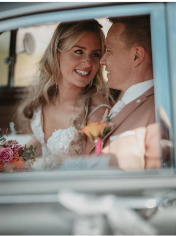 Trouwauto huren  wij werken met een basistarief van €590,00 met chauffeur 4 uur tot uw beschikking. Inc BTW met 100 vrije kilometers daarboven €1,50 per km - Foto 4