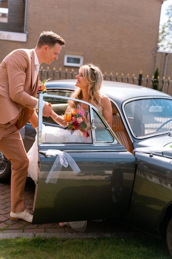 Trouwauto huren  wij werken met een basistarief van €790,00 met chauffeur 6 uur tot uw beschikking. met 100 vrije kilometers daarboven €1,50 per km - Foto 2