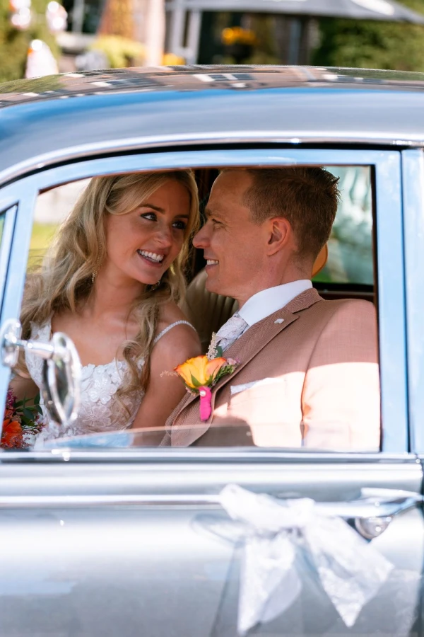 Trouwauto huren  wij werken met een basistarief van €790,00 met chauffeur 6 uur tot uw beschikking. met 100 vrije kilometers daarboven €1,50 per km - Foto 3